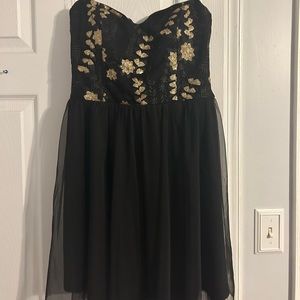 Size large Semiformal dress. Never worn. Strapless